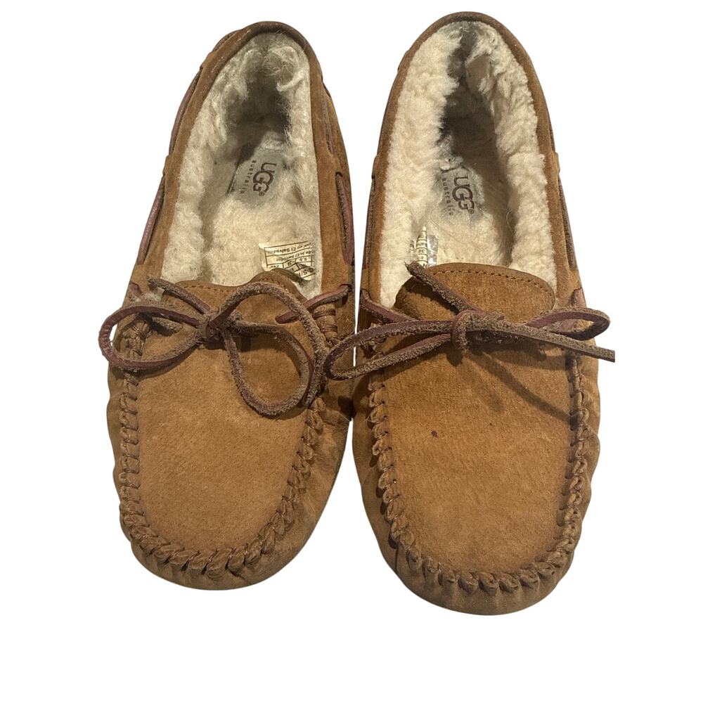 Women's 7 UGG Dakota moccasin